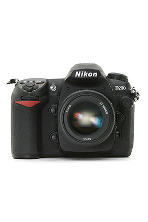 DSLR Nikon D200 cu obiectiv Nikon 18-70mm